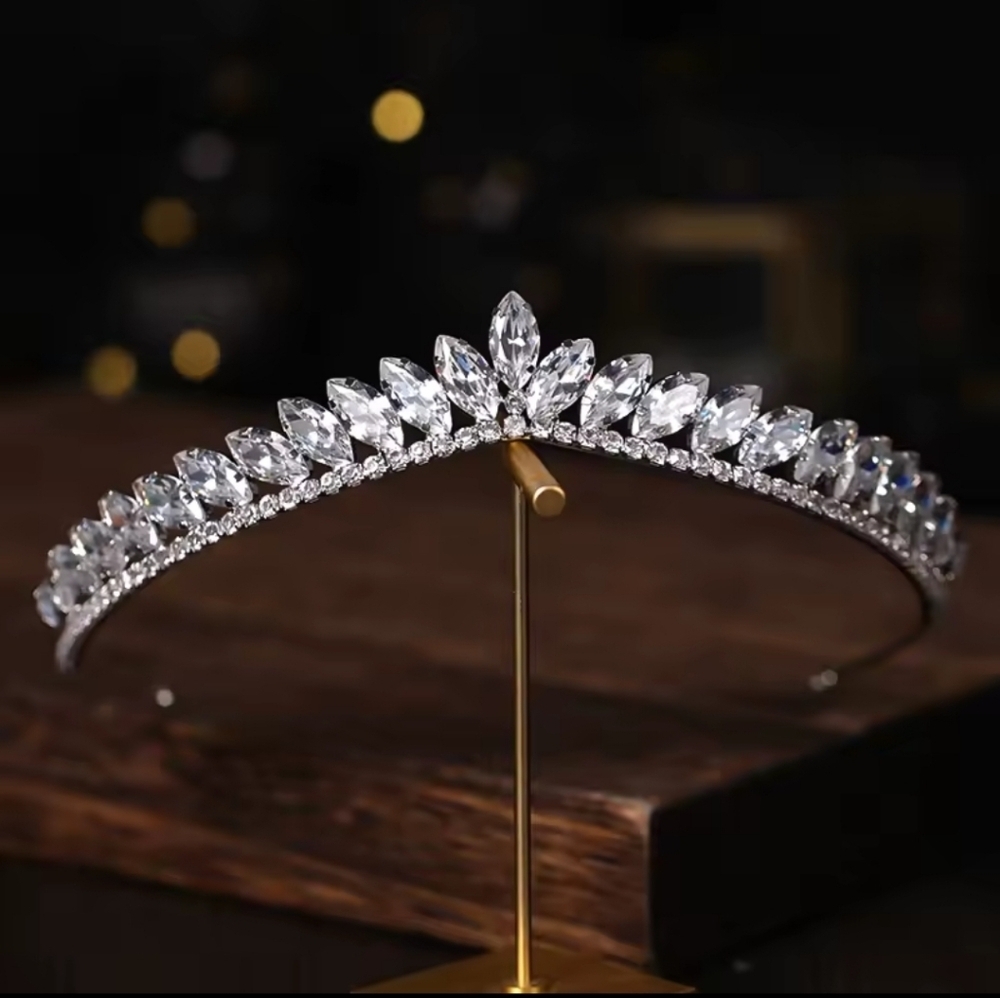 Silver Crystal Hair Accessory with Ornate Detailing